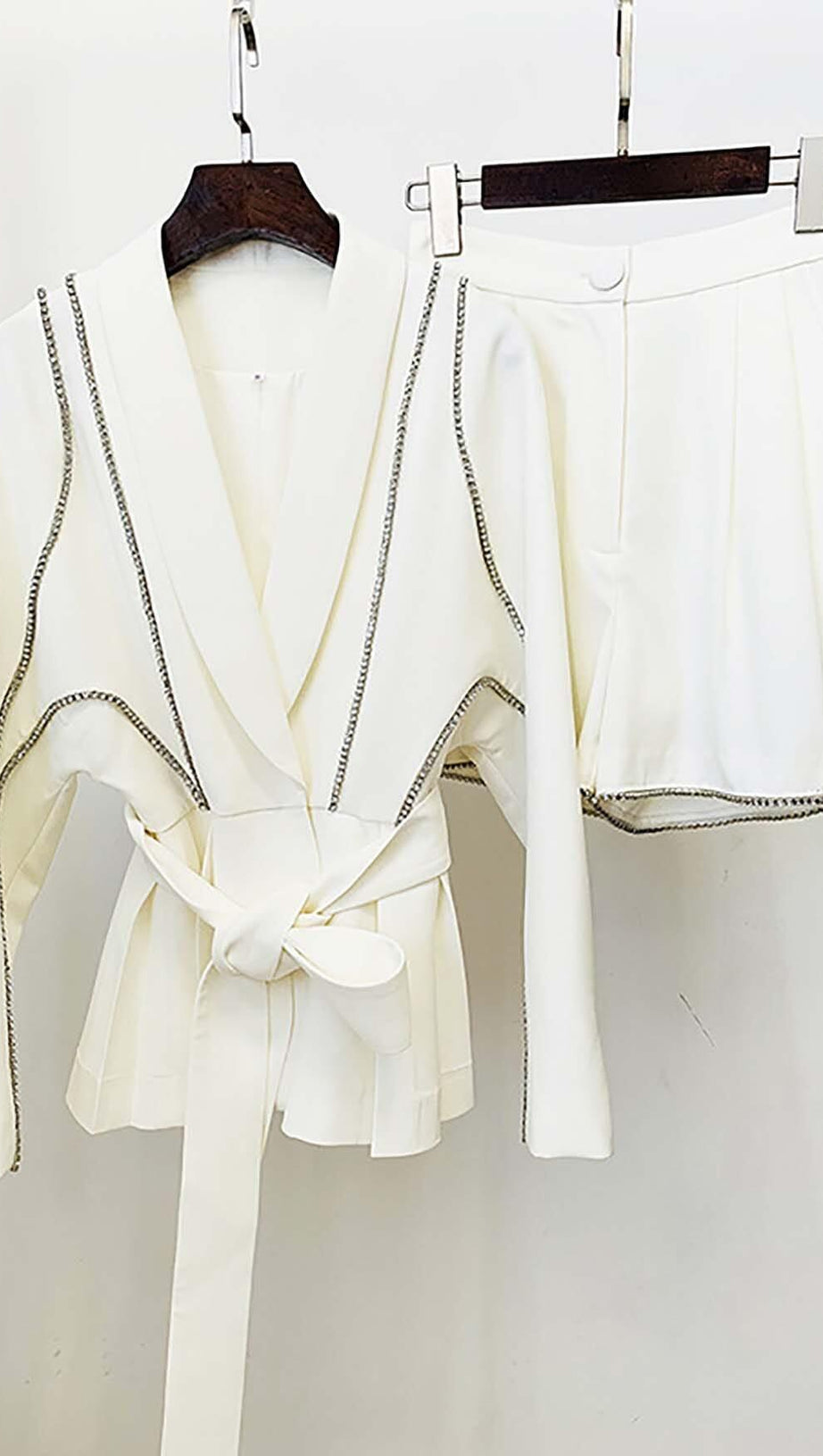 ABITO CON GIACCA ONDULATA E STRASS IN BIANCO