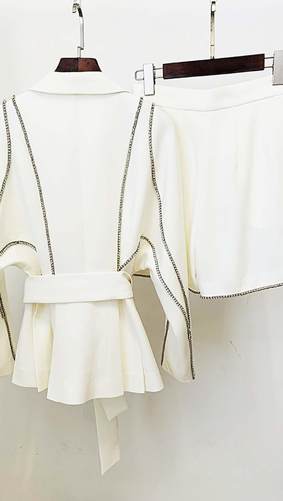 ABITO CON GIACCA ONDULATA E STRASS IN BIANCO