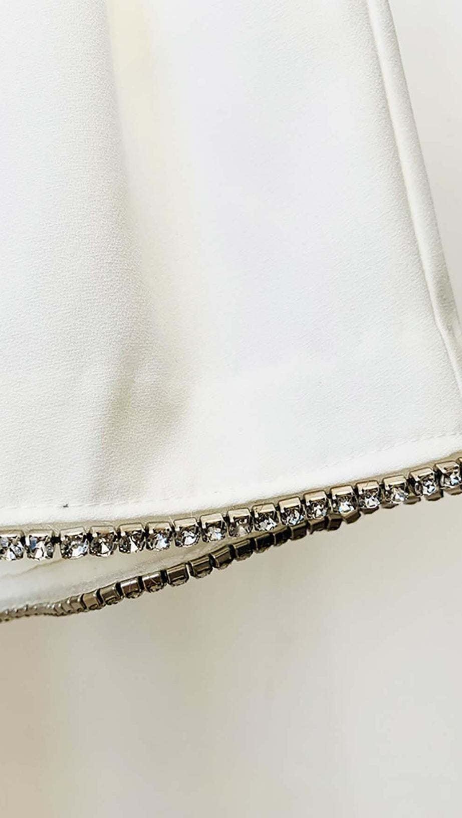 ABITO CON GIACCA ONDULATA E STRASS IN BIANCO