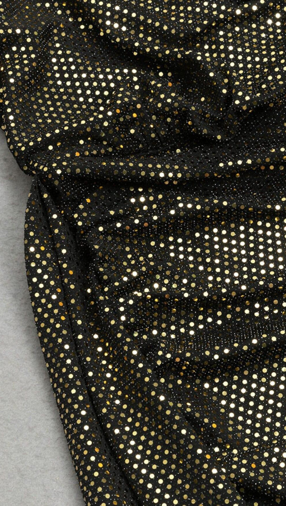 BRAUNES, ASYMMETRISCHES MIDIKLEID MIT EINER SCHULTER IN BRAUN