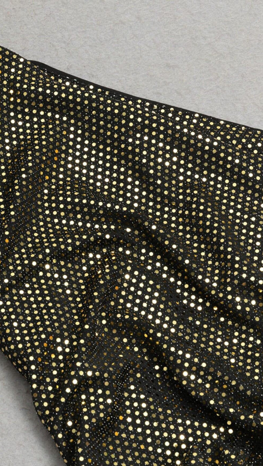 BRAUNES, ASYMMETRISCHES MIDIKLEID MIT EINER SCHULTER IN BRAUN