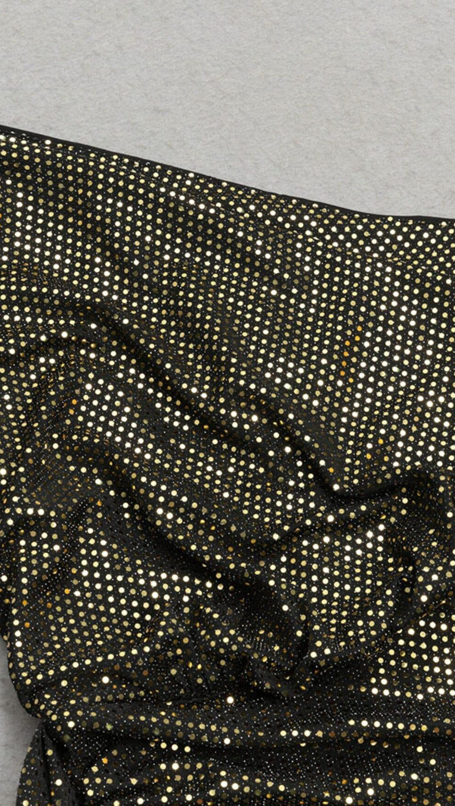 BRAUNES, ASYMMETRISCHES MIDIKLEID MIT EINER SCHULTER IN BRAUN