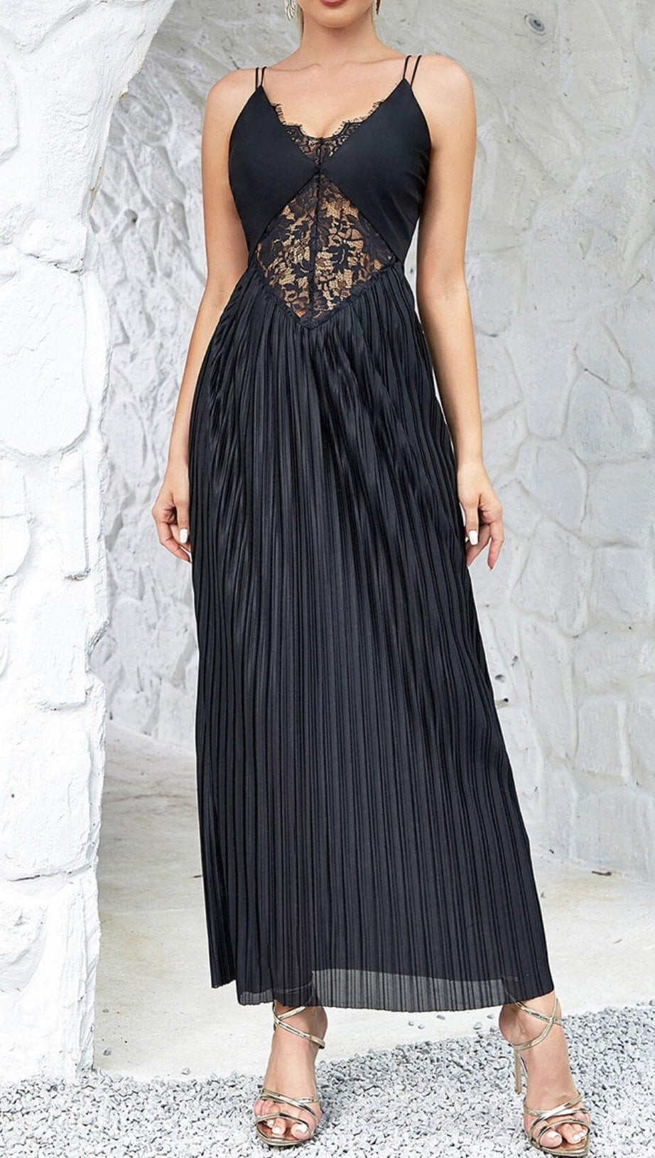 Camisole-Kleid mit kontrastierender Spitze und plissiertem Saum in Schwarz