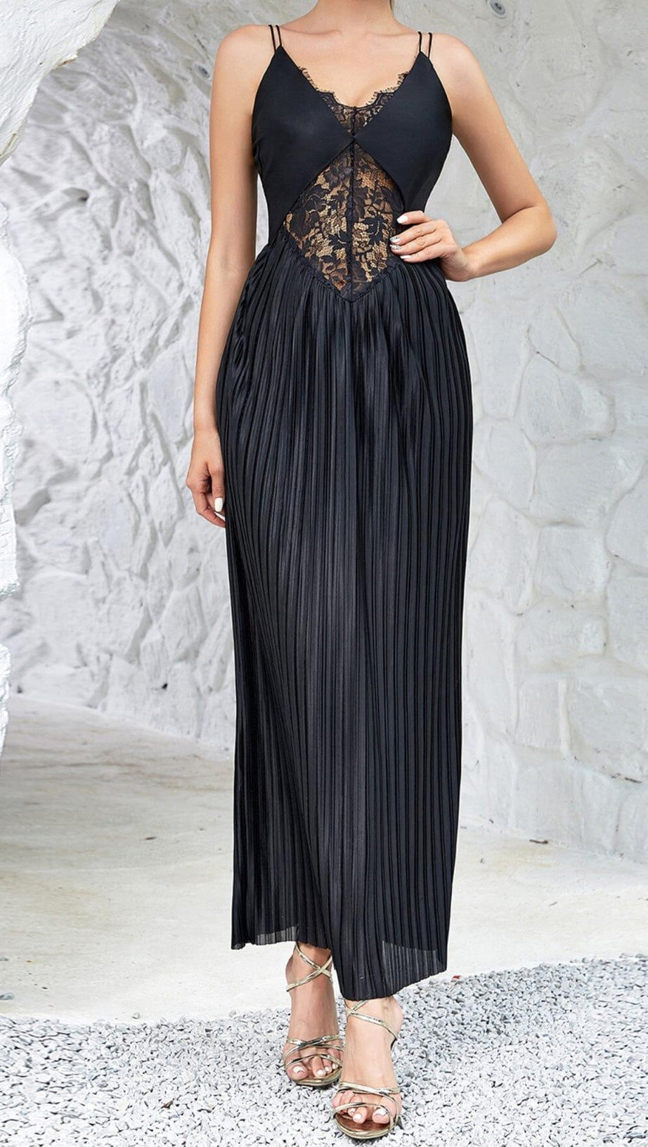 Camisole-Kleid mit kontrastierender Spitze und plissiertem Saum in Schwarz