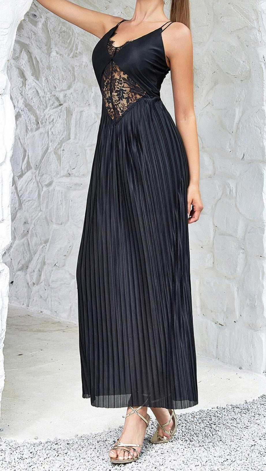 Camisole-Kleid mit kontrastierender Spitze und plissiertem Saum in Schwarz