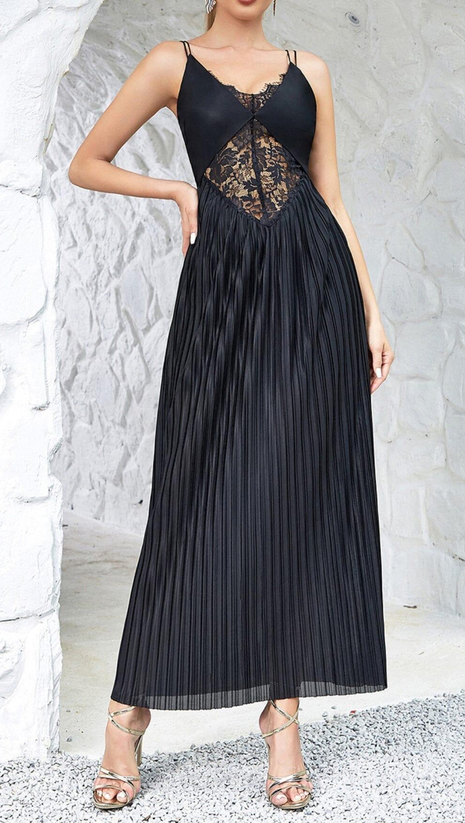 Camisole-Kleid mit kontrastierender Spitze und plissiertem Saum in Schwarz