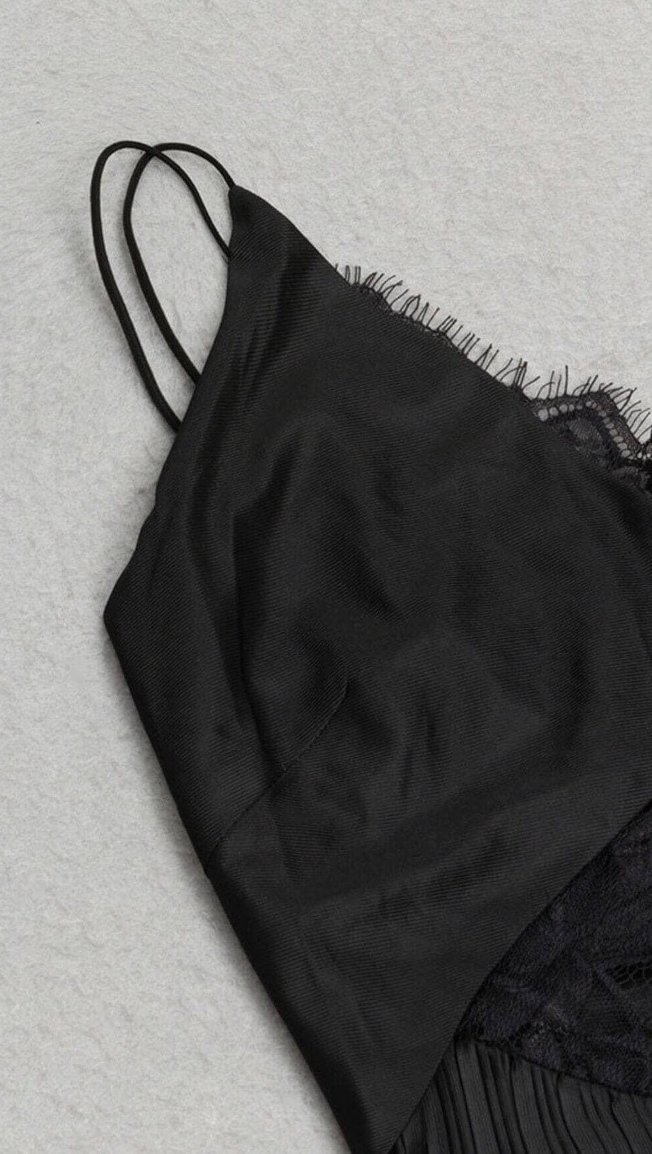 Camisole-Kleid mit kontrastierender Spitze und plissiertem Saum in Schwarz