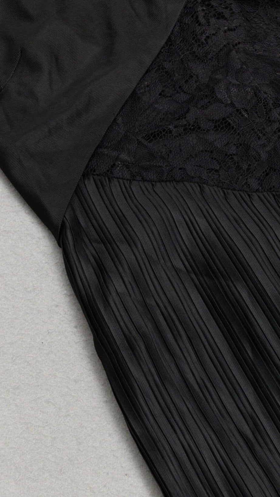 Camisole-Kleid mit kontrastierender Spitze und plissiertem Saum in Schwarz