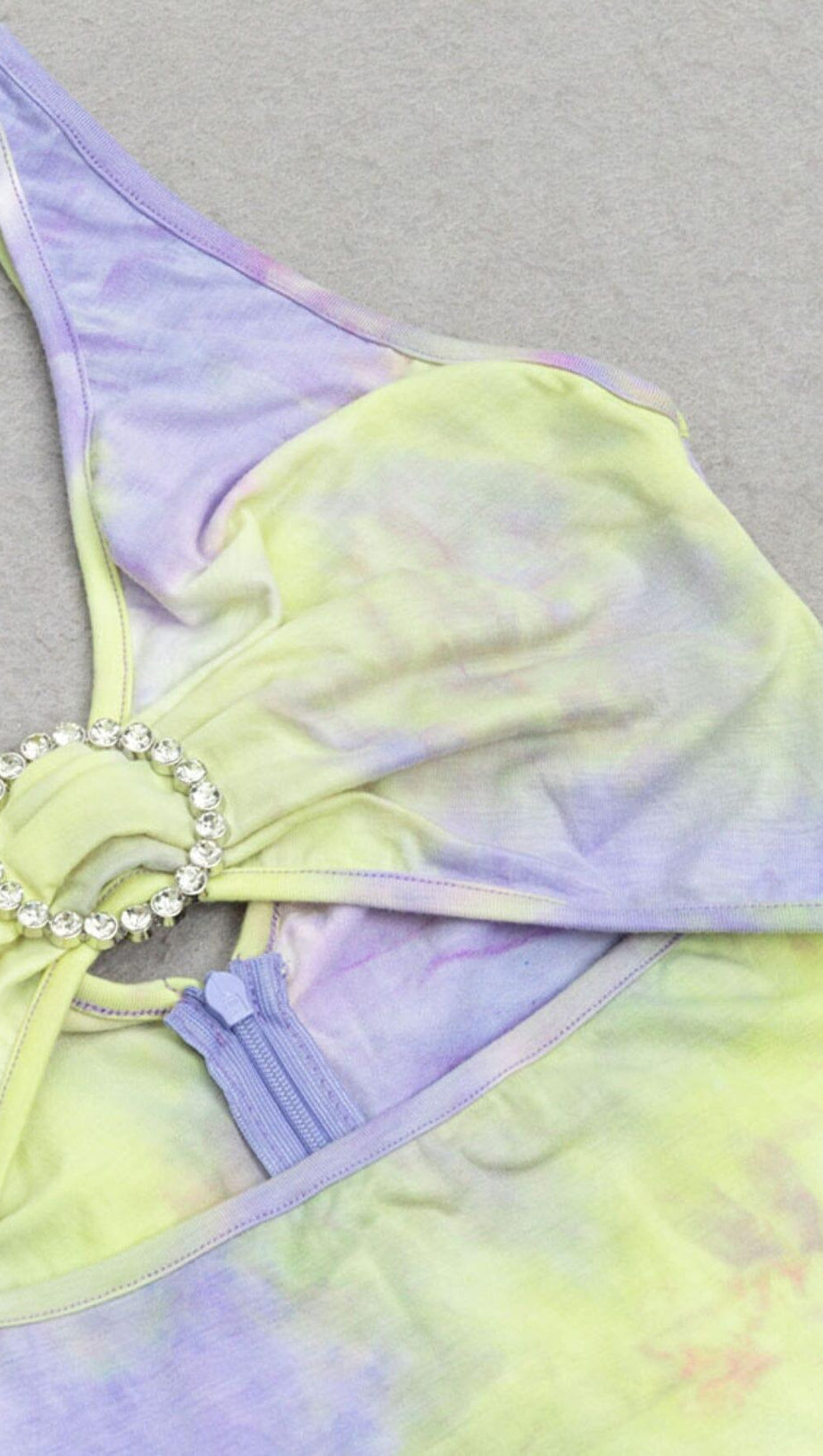 Kleid mit Cut-Out und Meerjungfrauen-Saum in mehreren Farben