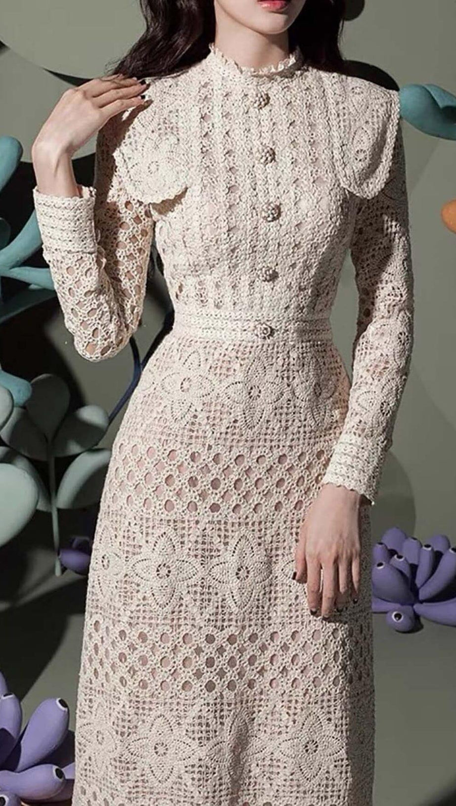 SCHLANKES MIDIKLEID MIT AUSSCHNITT UND STEHKRAGEN IN WEISS