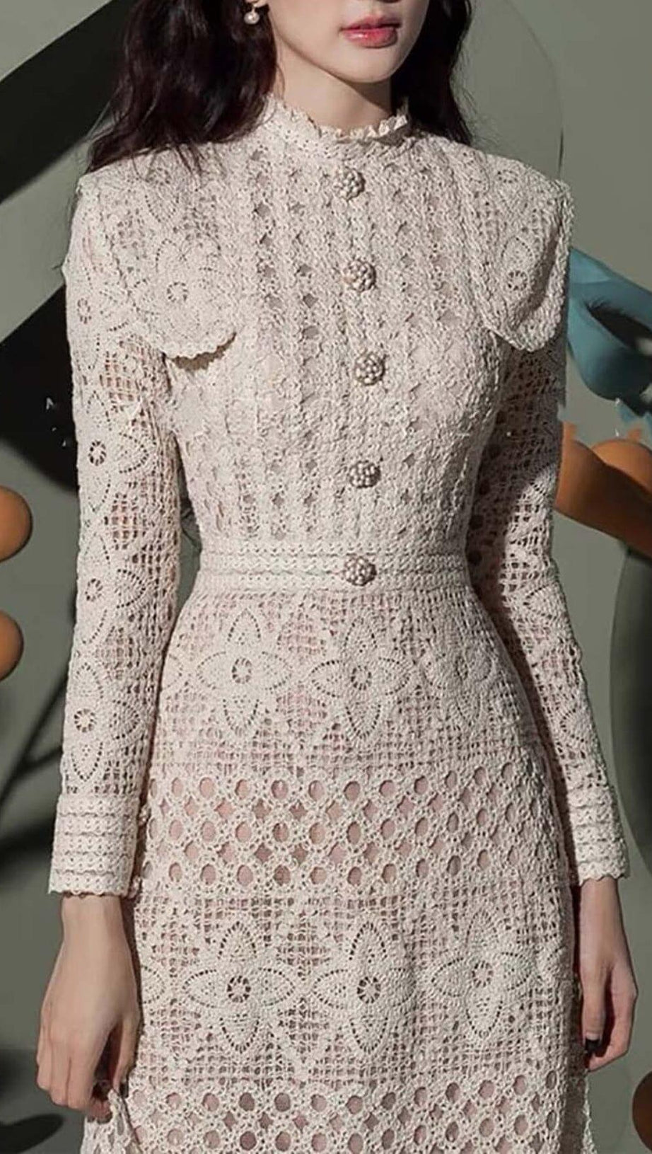 SCHLANKES MIDIKLEID MIT AUSSCHNITT UND STEHKRAGEN IN WEISS