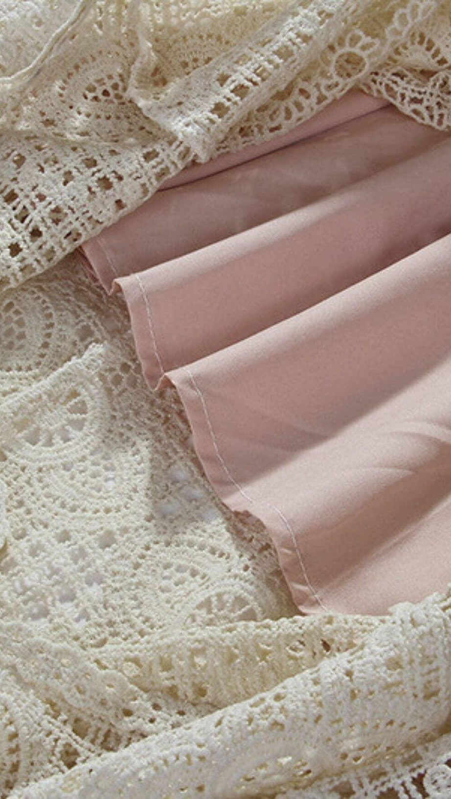 SCHLANKES MIDIKLEID MIT AUSSCHNITT UND STEHKRAGEN IN WEISS