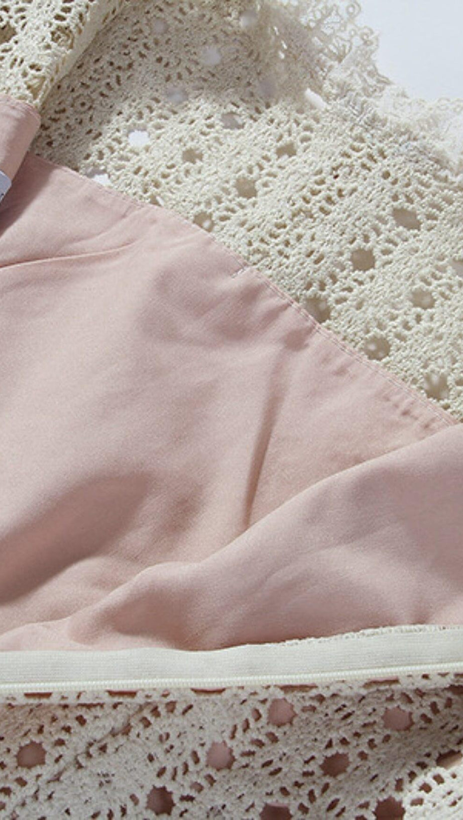 SCHLANKES MIDIKLEID MIT AUSSCHNITT UND STEHKRAGEN IN WEISS