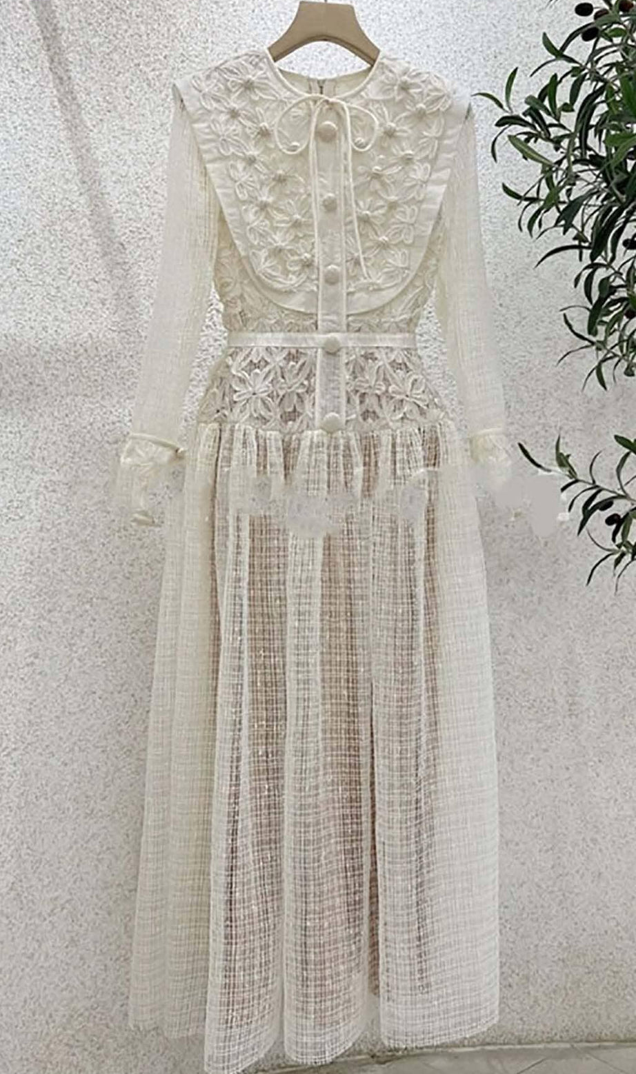 Langärmliges Midikleid mit Stickerei in Weiß