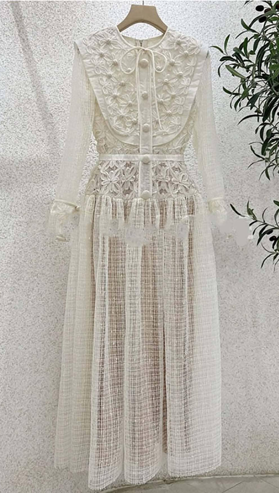 Langärmliges Midikleid mit Stickerei in Weiß
