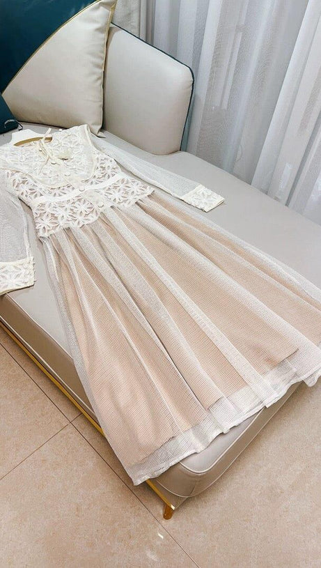 Langärmliges Midikleid mit Stickerei in Weiß