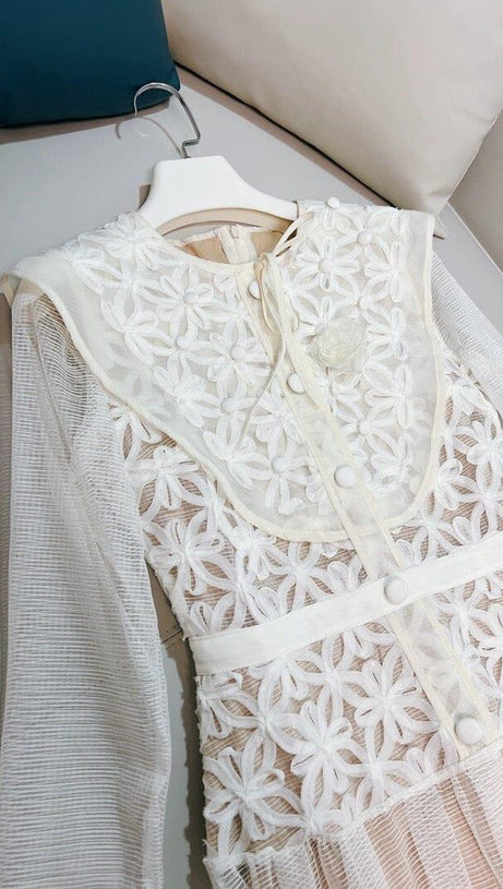 Langärmliges Midikleid mit Stickerei in Weiß