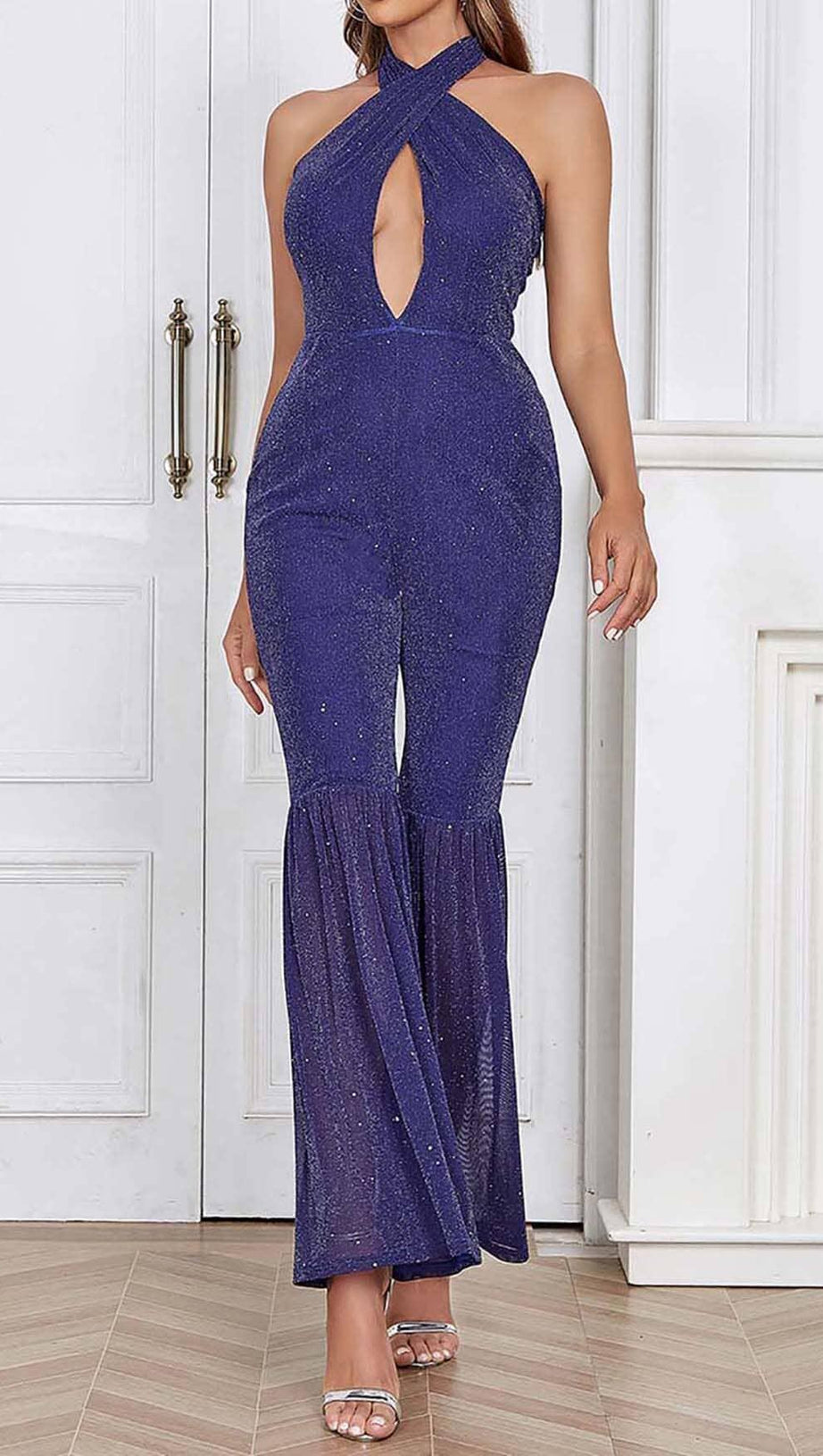 Neckholder-Overall mit rückenfreiem Schnitt und ausgestelltem Bein