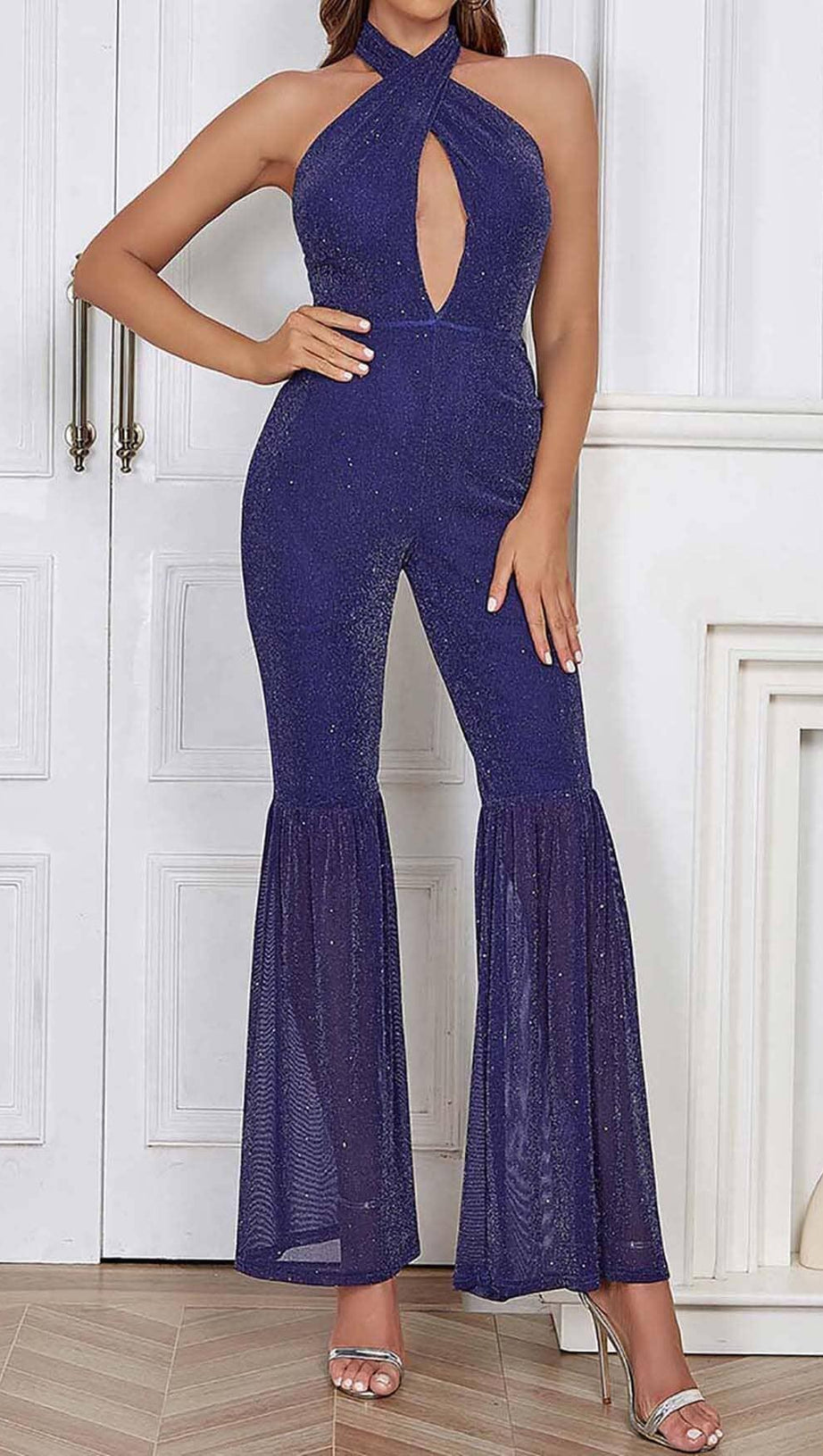 Neckholder-Overall mit rückenfreiem Schnitt und ausgestelltem Bein