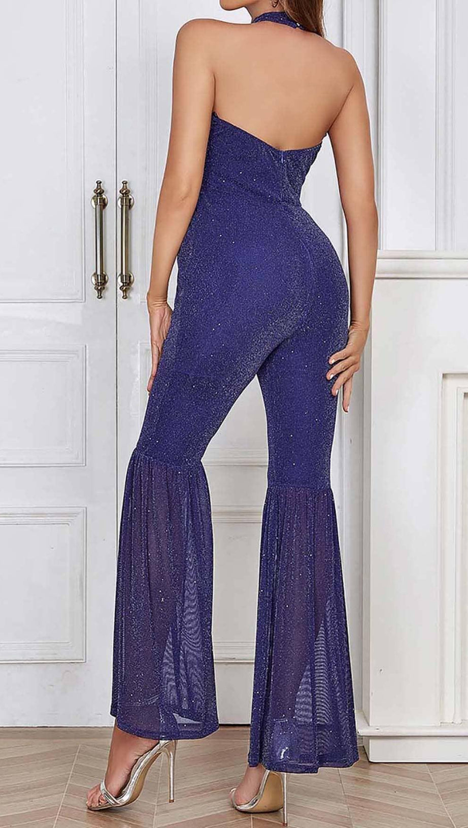 Neckholder-Overall mit rückenfreiem Schnitt und ausgestelltem Bein