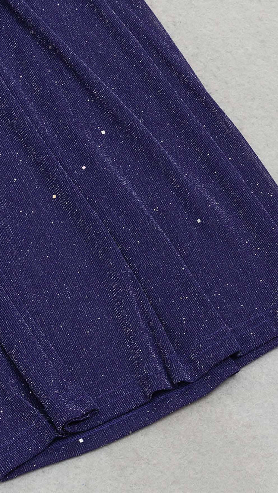 Neckholder-Overall mit rückenfreiem Schnitt und ausgestelltem Bein