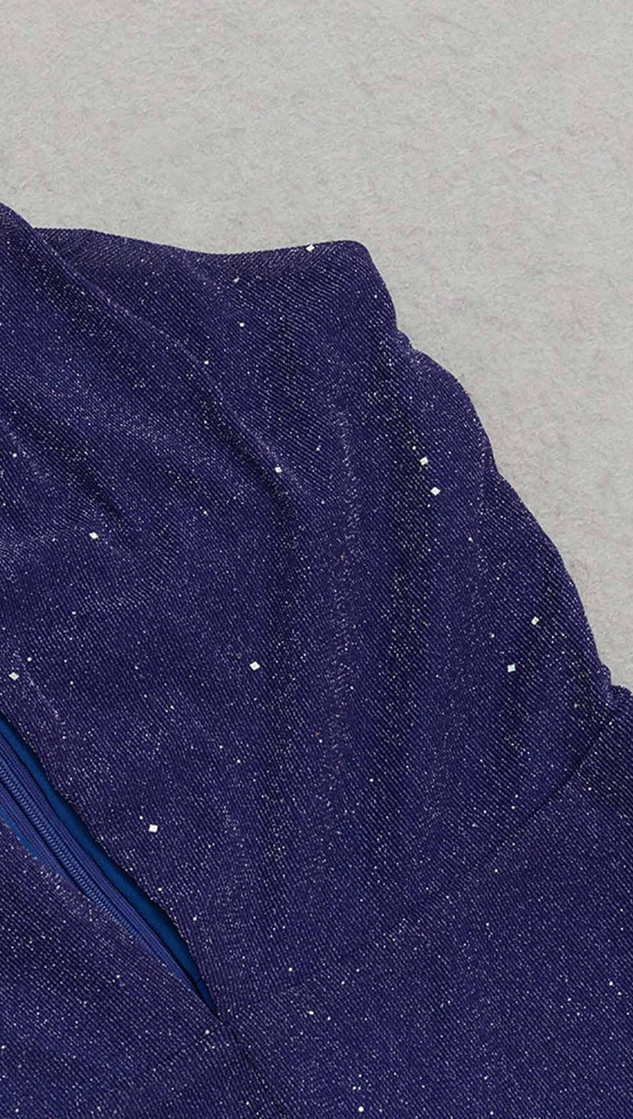 Neckholder-Overall mit rückenfreiem Schnitt und ausgestelltem Bein