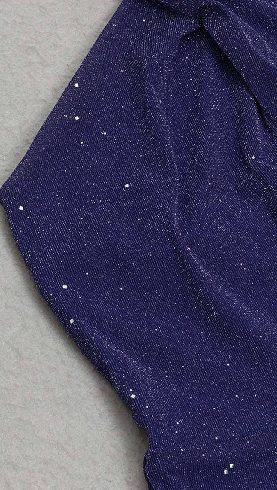 Neckholder-Overall mit rückenfreiem Schnitt und ausgestelltem Bein