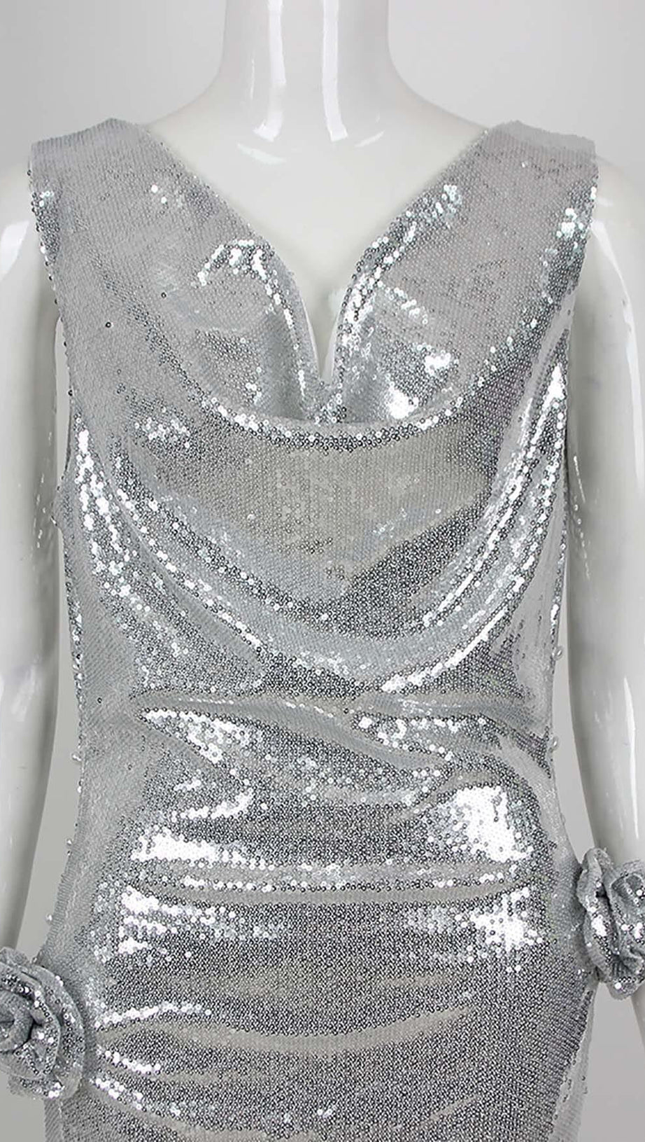 VERZIERTES V-AUSSCHNITT-KLEID IN SILBER