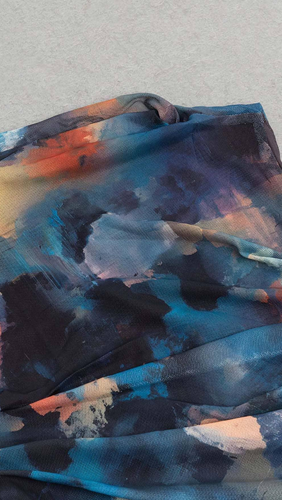 ABITO MIDI ADERENTE IN RETE CON COLLO ALTO MULTICOLORE