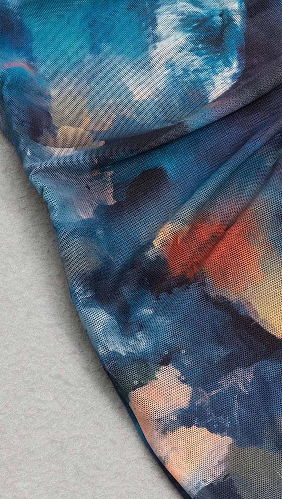 ABITO MIDI ADERENTE IN RETE CON COLLO ALTO MULTICOLORE