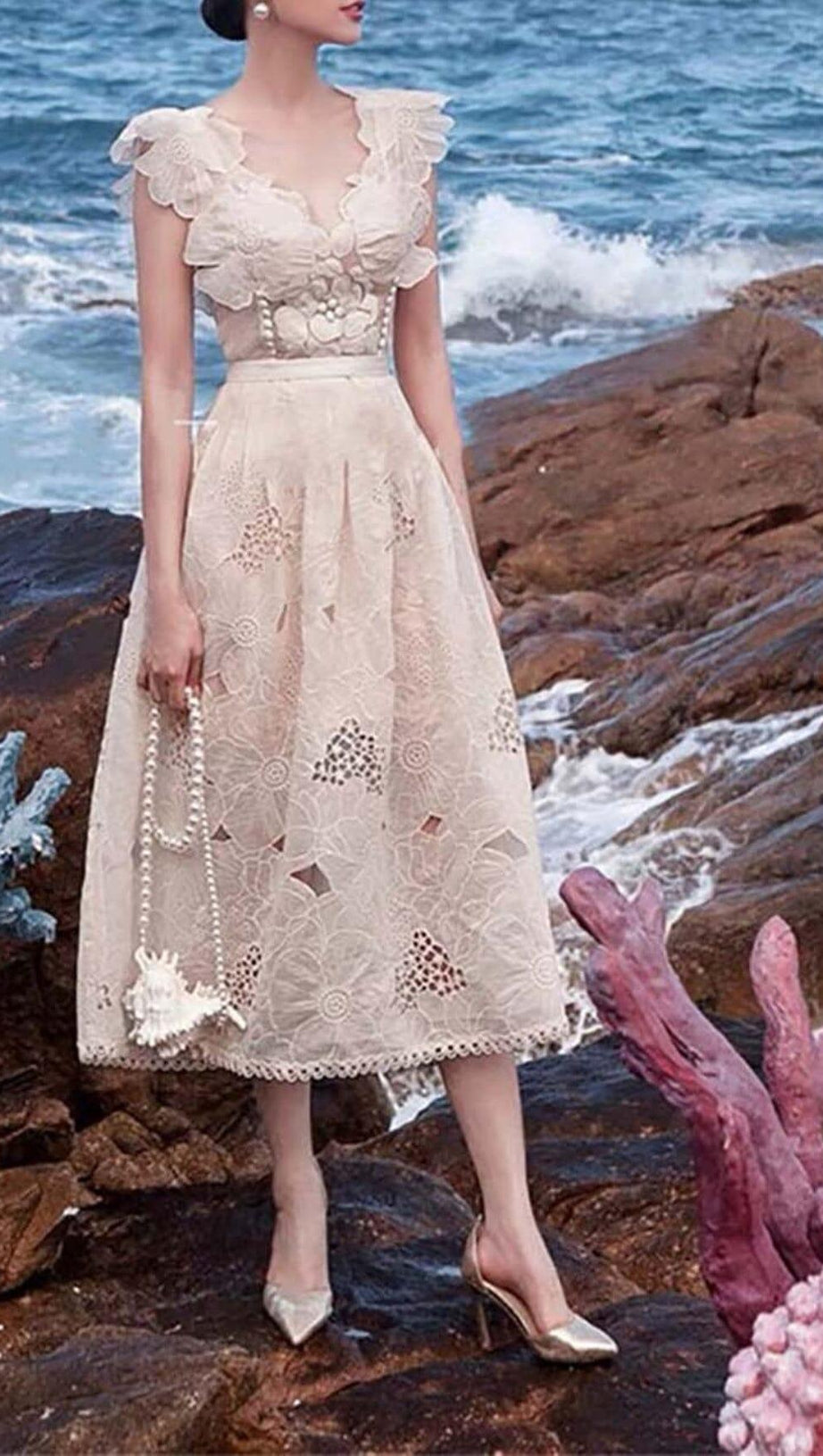 Ärmelloses Midikleid mit Rüschen in Beige