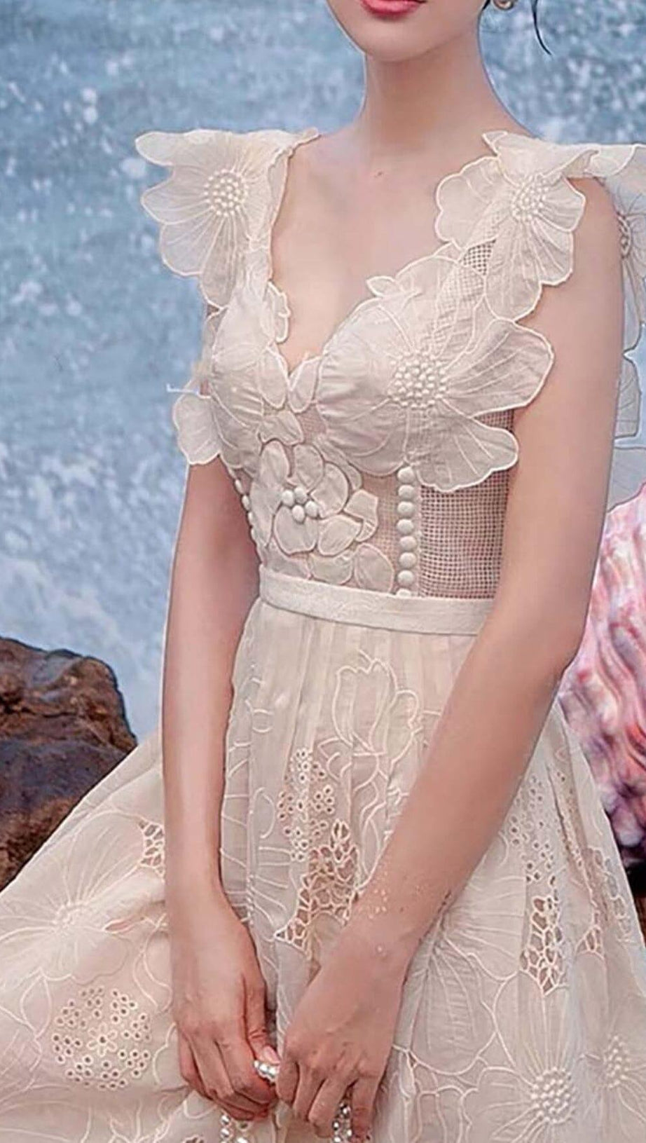 Ärmelloses Midikleid mit Rüschen in Beige