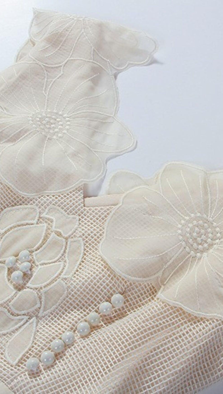 Ärmelloses Midikleid mit Rüschen in Beige