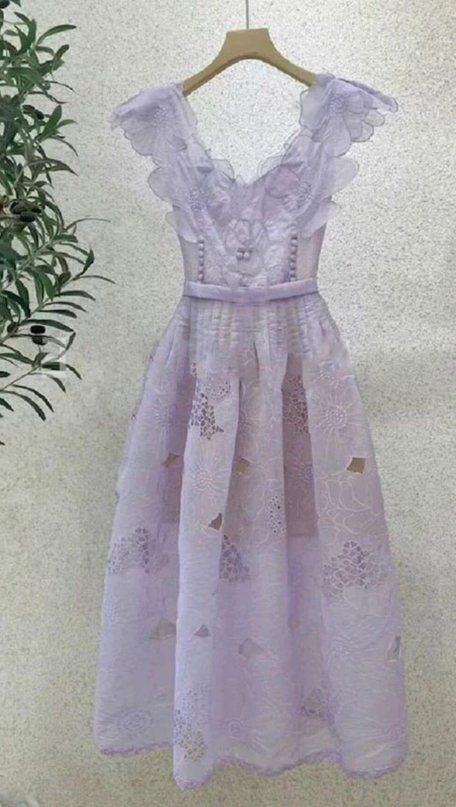 RUFFLED SLEEVELESS MIDI DRESS IN PURPLE