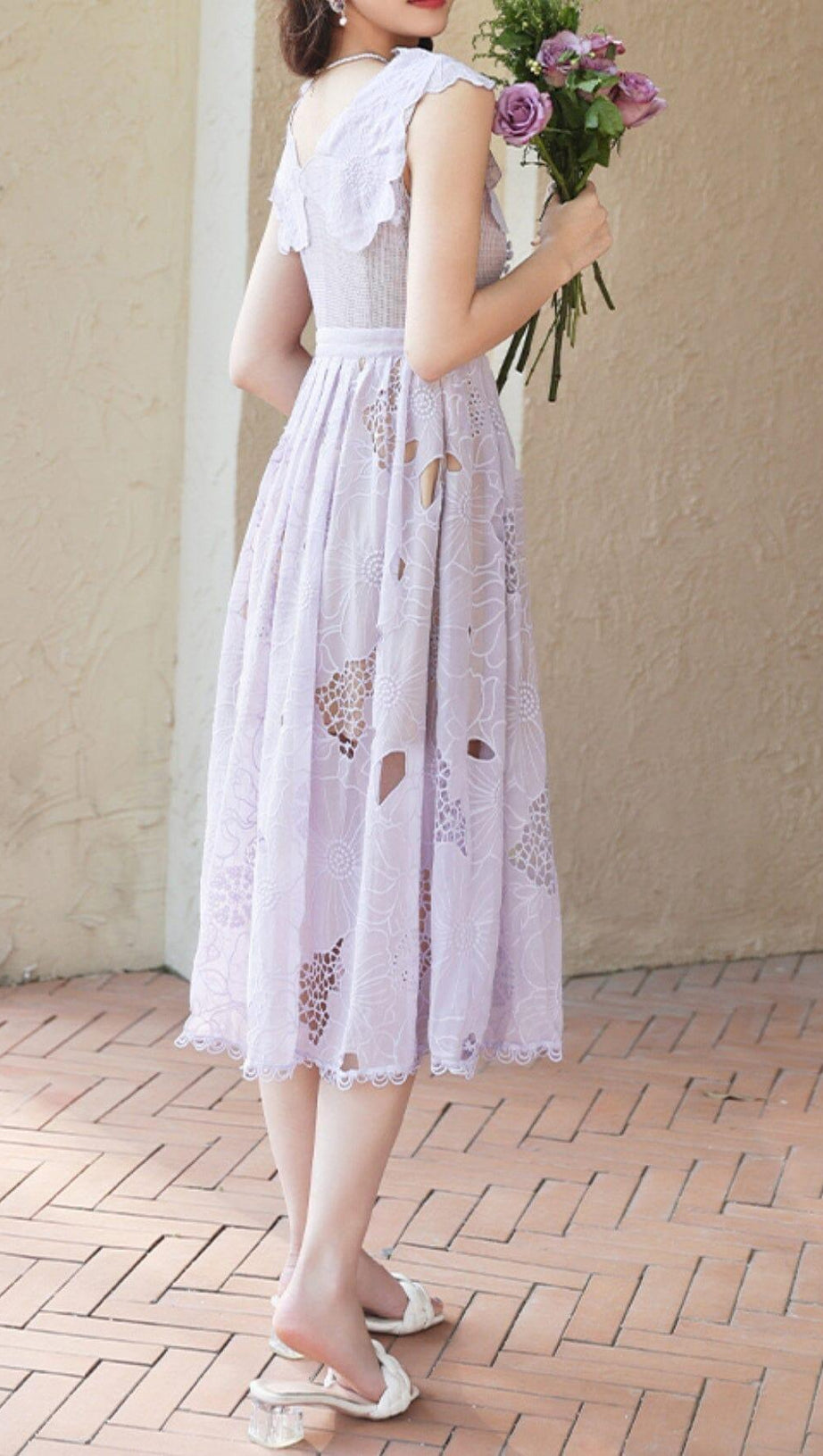 Ärmelloses Midikleid mit Rüschen in Lila