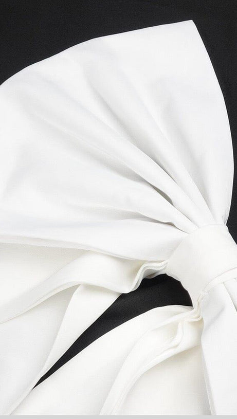 ABITO LUNGO CON CINTURA, FIOCCO E SPACCO NERO