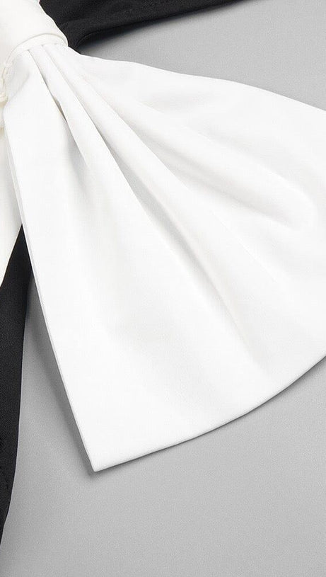 ABITO LUNGO CON CINTURA, FIOCCO E SPACCO NERO