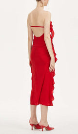 STRAPLESS RUFFLE SLIT MIDI DRESS IN RED