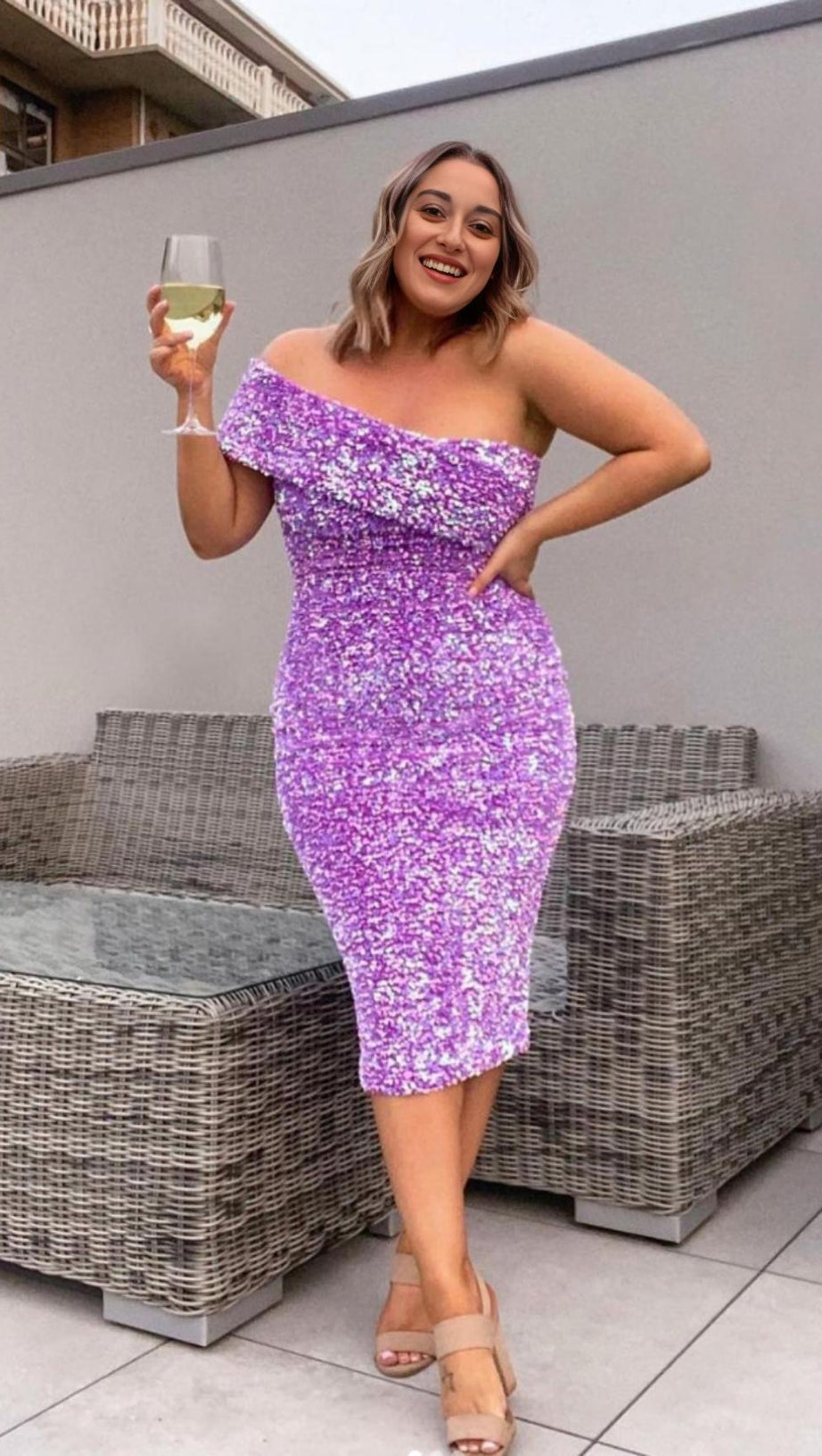 TRÄGERLOSES MIDIKLEID MIT PAILLETTEN IN LILA 