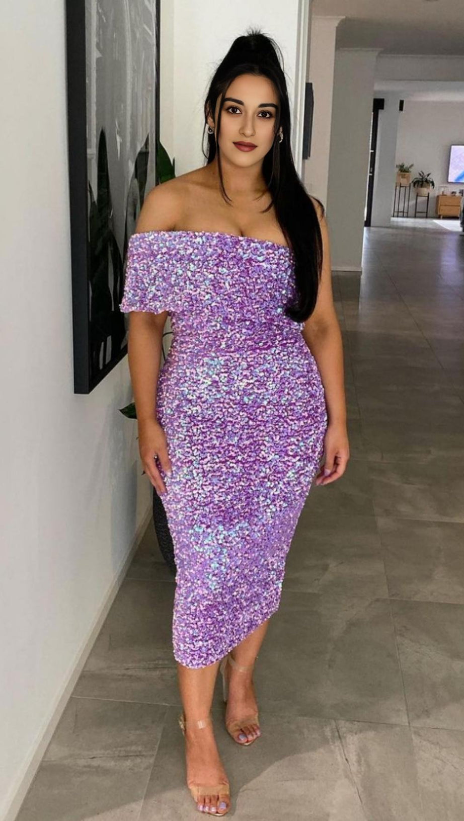 TRÄGERLOSES MIDIKLEID MIT PAILLETTEN IN LILA 