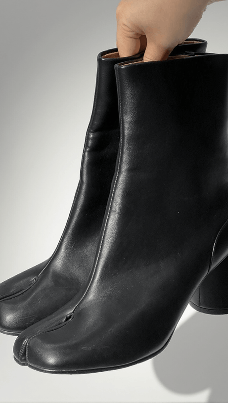 Wallon – Schwarze Lederstiefel mit Tabi-Zehenpartie