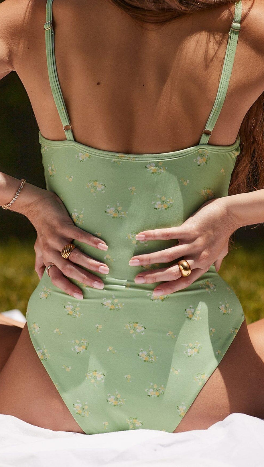 Olivgrüner Badeanzug mit Blumenmuster und Bügeln