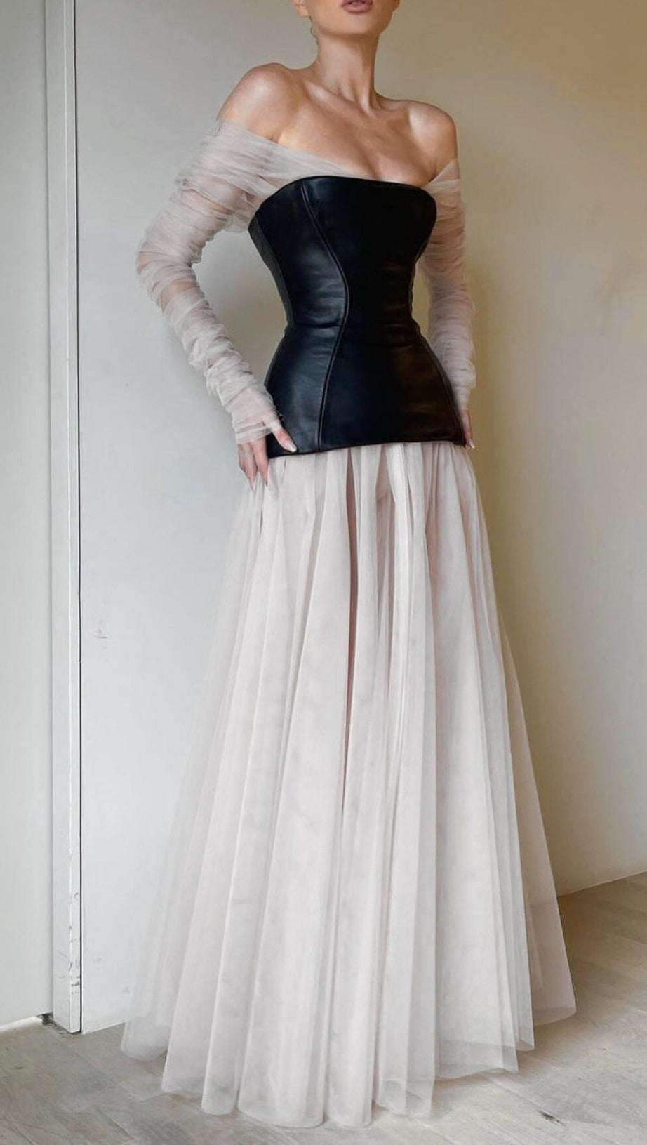 TRÄGERLOSES MAXI-KLEID AUS DOPPELTEM MESH-FARBIG