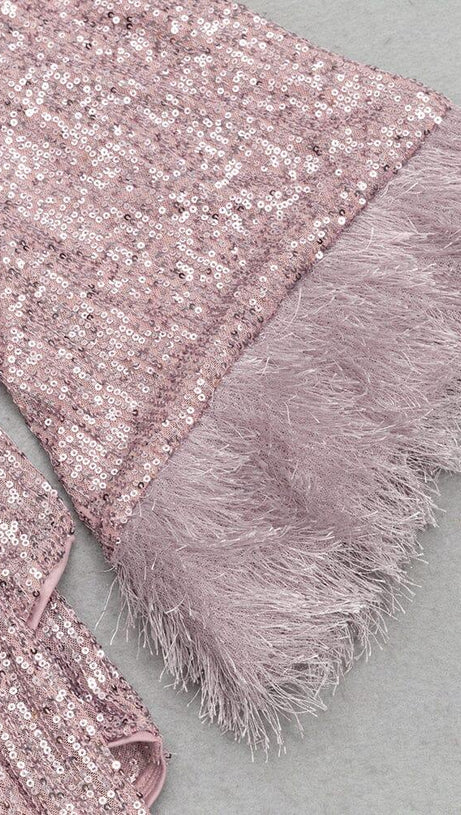 V-TIEF AUSGESCHNITTENES, LANGÄRMLIGES MINIKLEID MIT PLISSEE UND SCHLITZ