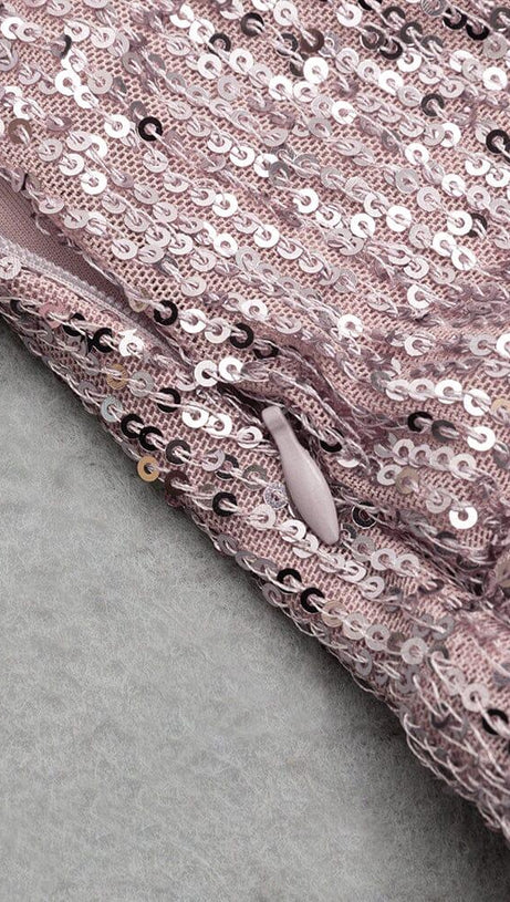 V-TIEF AUSGESCHNITTENES, LANGÄRMLIGES MINIKLEID MIT PLISSEE UND SCHLITZ