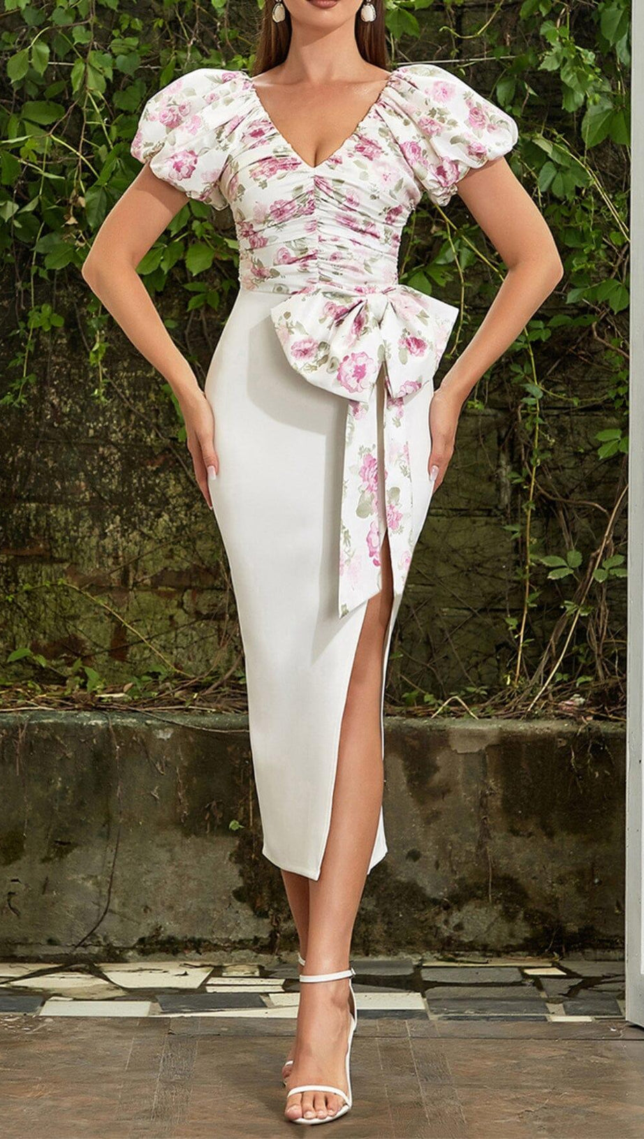 Kleid mit V-Ausschnitt, bedruckten PUFFÄRMELN und geraffter Schleife