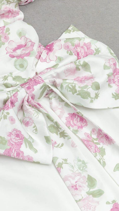 Kleid mit V-Ausschnitt, bedruckten PUFFÄRMELN und geraffter Schleife