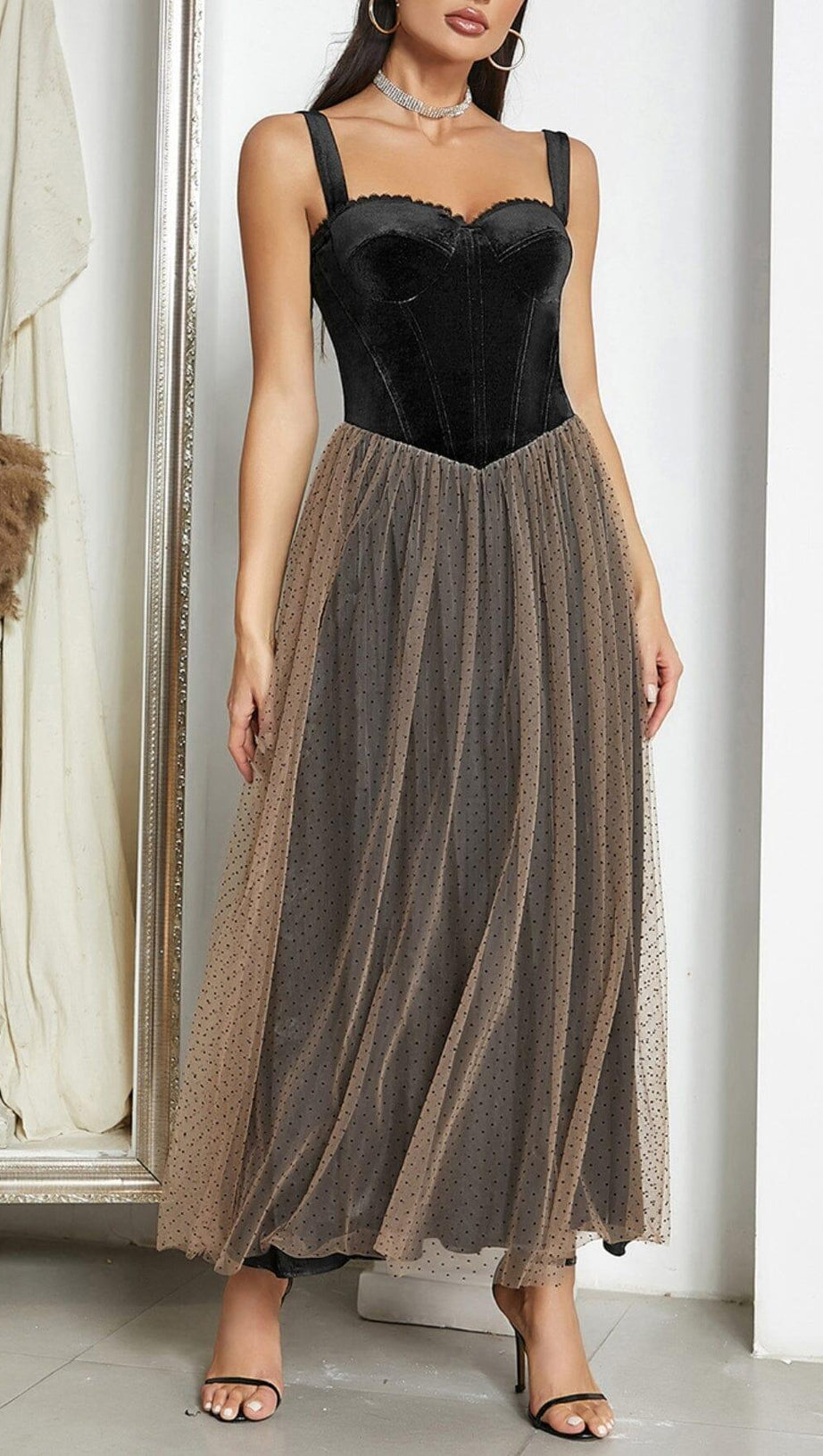 MAXIKLEID AUS SAMT-KORSETT-NETZ