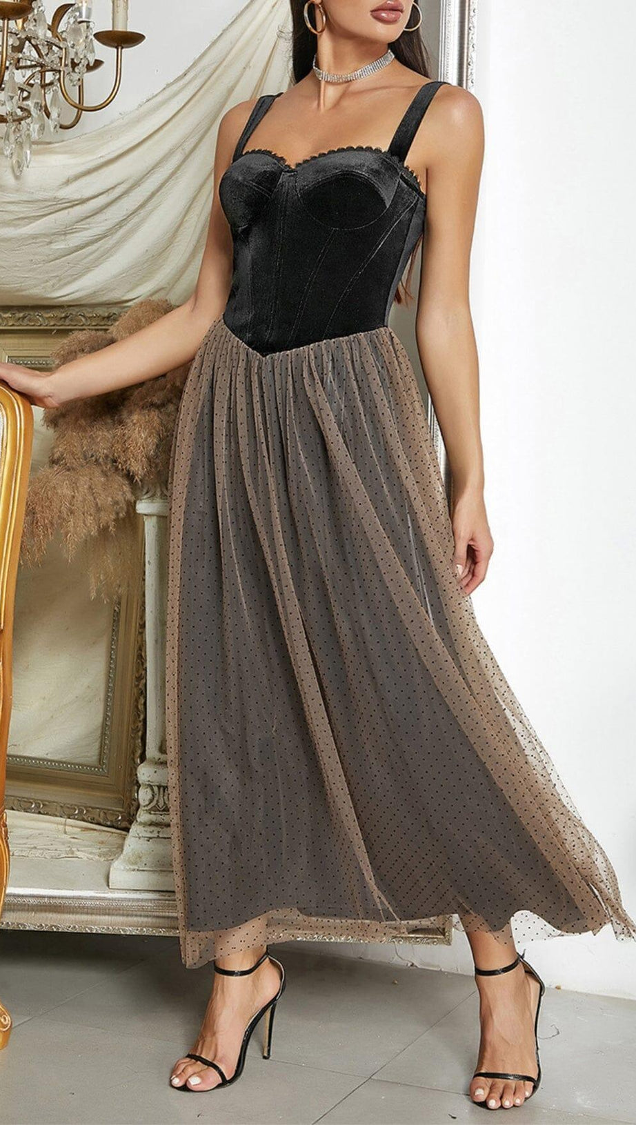 MAXIKLEID AUS SAMT-KORSETT-NETZ