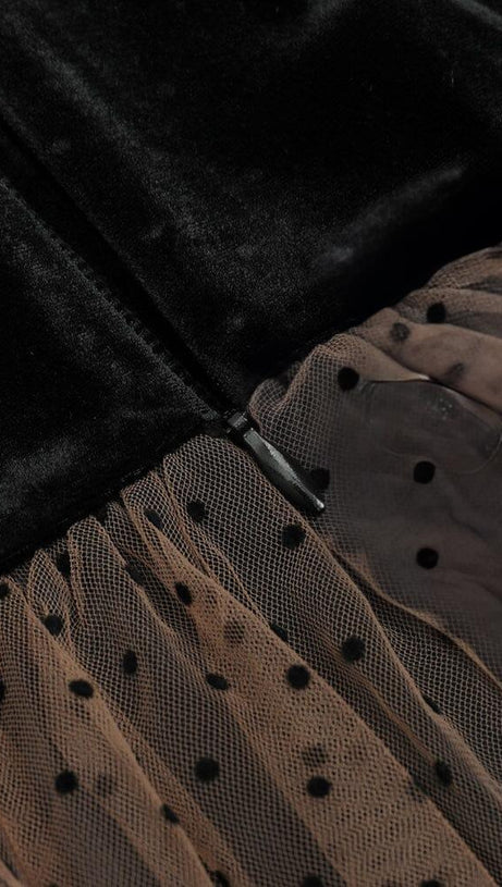 MAXIKLEID AUS SAMT-KORSETT-NETZ